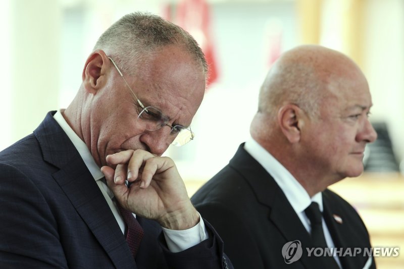 슈토커 총리(오른쪽)와 카르너 장관 (출처=연합뉴스)