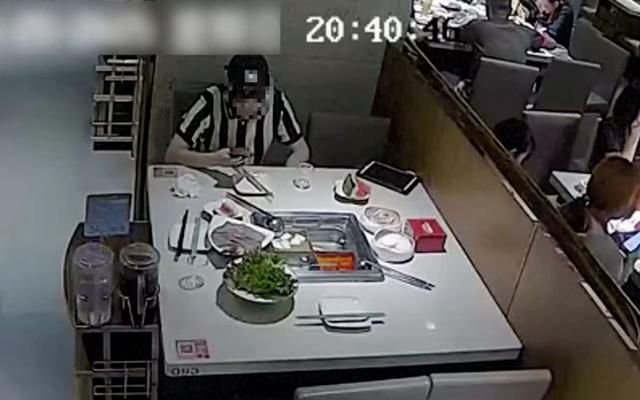 [뉴시스] 중국 상하이에서 직접 잡은 바퀴벌레를 식당의 음식에 넣은 뒤 협박을 통해 금전적 이득을 취한 남성이 식사를 하고 있다. (사진=펑파이신문) 2025.06.09.
