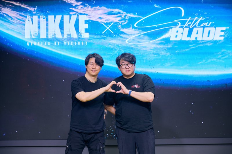 [서울=뉴시스] 시프트업은 지난달 20일 '승리의 여신: 니케'와 '스텔라 블레이드' 협업 기자간담회를 열었다. (왼쪽부터) 김형태 시프트업 대표와 유형석 니케 디렉터가 기념촬영을 하고 있다. 2025.06.11. (사진=시프트업 제공)