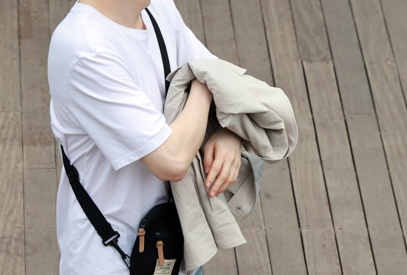 시민이 외투를 벗고 있다.(사진은 기사 내용과 무관함) / 뉴스1 ⓒ News1