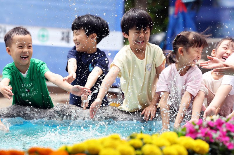 무더운 날씨가 이어지고 있는 10일 광주 북구청 광장으로 야외활동 나온 북구청직장어린이집 아이들이 물레방아에서 물장구를 치며 더위를 식히고 있다.(광주 북구 제공. 재판매 및 DB 금지) 2025.6.10/뉴스1