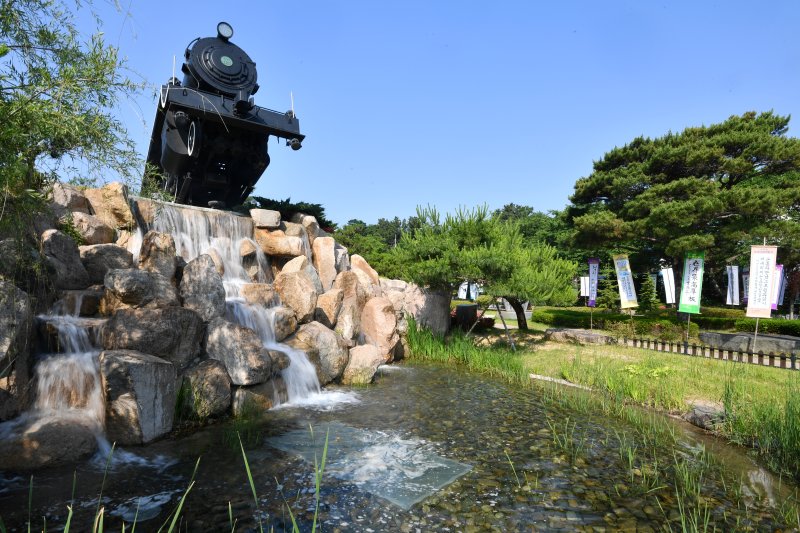 10일 경북 포항시 남구 철길숲에 있는 인공폭포에서 시원한 물줄기가 흘러내리고 있다. 2025.6.10/뉴스1 ⓒ News1 최창호 기자