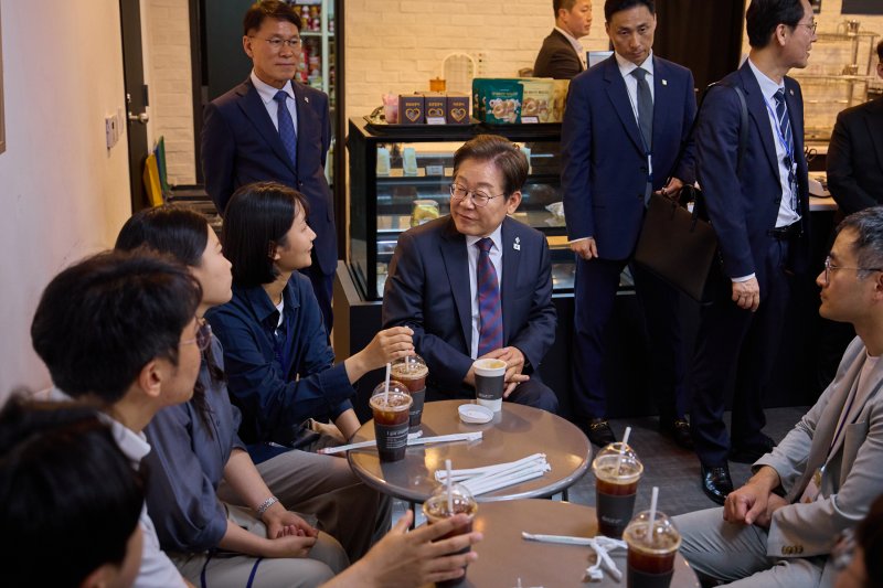 이재명 대통령이 10일 서울 용산구 대통령실 청사에서 점심 식사를 한 후 출입기자단과 '깜짝 티타임'을 갖고 있다. (대통령실 제공. 재판매 및 DB 금지) 2025.6.10/뉴스1 ⓒ News1 허경 기자