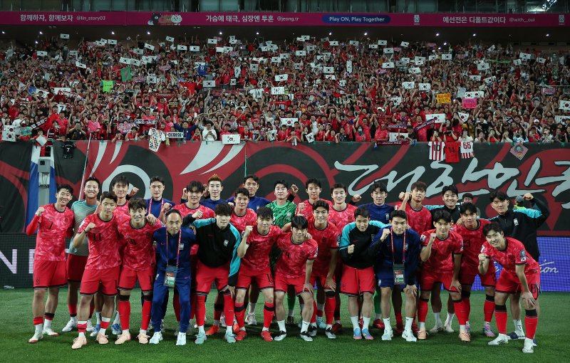 대한민국 축구 국가대표팀 선수들이 10일 서울월드컵경기장에서 쿠웨이트와의 2026 북중미 월드컵 아시아 3차 예선 최종전에서 승리한 뒤 열린 11회 연속 월드컵 본석 진출 축하 행사에서 팬들과 함께 기념 촬영을 하고 있다.2025.6.10/뉴스1 ⓒ News1 김진환 기자