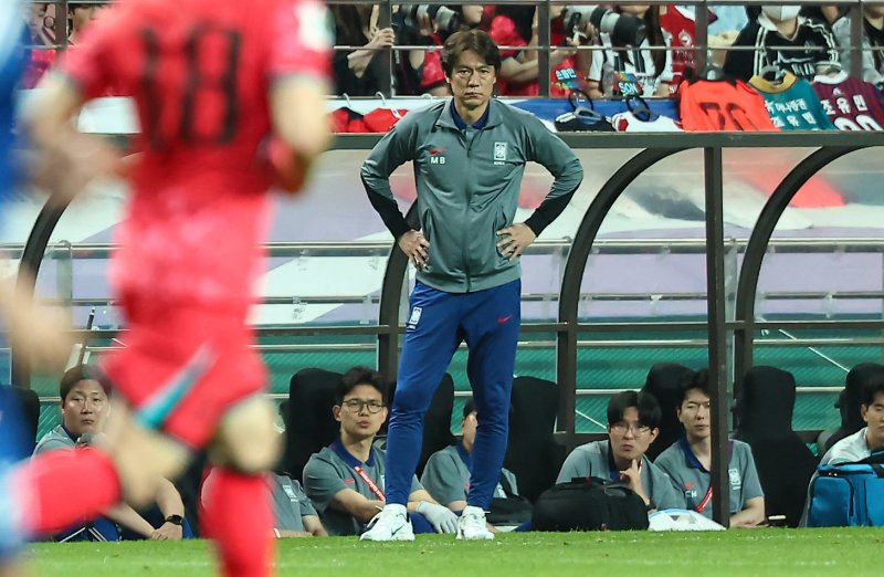 10일 오후 서울 마포구 상암동 서울월드컵경기장에서 열린 2026 국제축구연맹(FIFA) 북중미 월드컵 아시아 3차 예선 B조 10차전 대한민국과 쿠웨이트의 경기, 홍명보 감독이 경기를 지켜보고 있다. 2025.6.10/뉴스1 ⓒ News1 김도우 기자