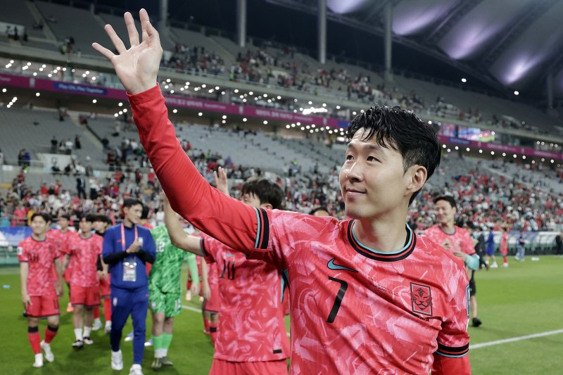 [서울=뉴시스] 최동준 기자 = 11회 연속 월드컵 본선 진출에 성공한 한국 축구대표팀 손흥민이 10일 서울 마포구 서울월드컵경기장에서 열린 2026 국제축구연맹(FIFA) 북중미월드컵 아시아 3차 예선 쿠웨이트와 경기를 마치고 경기장을 돌며 관중들에게 인사하고 있다. 2025.06.10. photocdj@newsis.com