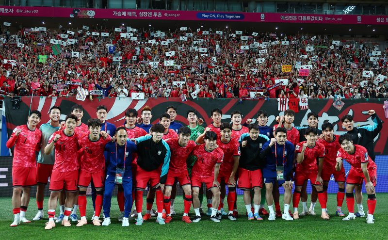 [서울=뉴시스] 김근수 기자 = 11회 연속 월드컵 본선 진출에 성공한 한국 축구대표팀 손흥민과 선수들이 10일 서울 마포구 서울월드컵경기장에서 열린 2026 국제축구연맹(FIFA) 북중미월드컵 아시아 3차 예선 쿠웨이트와의 경기에서 4-0 승리를 거둔 후 팬들과 기념촬영을 하고 있다. 2025.06.10. ks@newsis.com