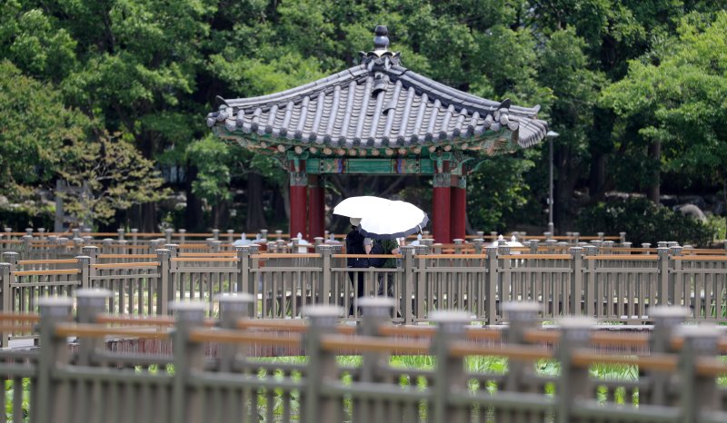 초여름 날씨가 이어지고 있는 10일 전북 전주시 덕진공원에서 양산을 쓴 시민들이 산책을 하고 있다. 2025.6.10/뉴스1 ⓒ News1 유경석 기자