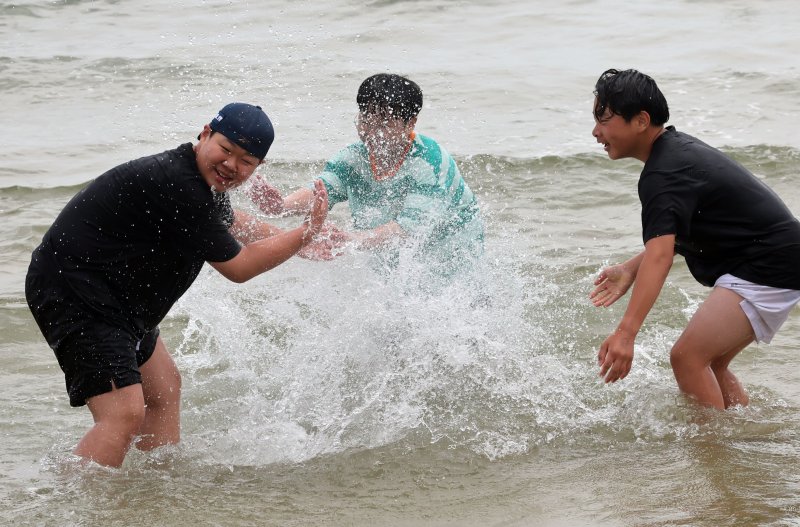 [부산=뉴시스] 하경민 기자 = 전국에 무더운 날씨가 이어진 8일 부산 해운대구 해운대해수욕장을 찾은 학생들이 물놀이를 즐기고 있다. 2025.06.08. yulnetphoto@newsis.com