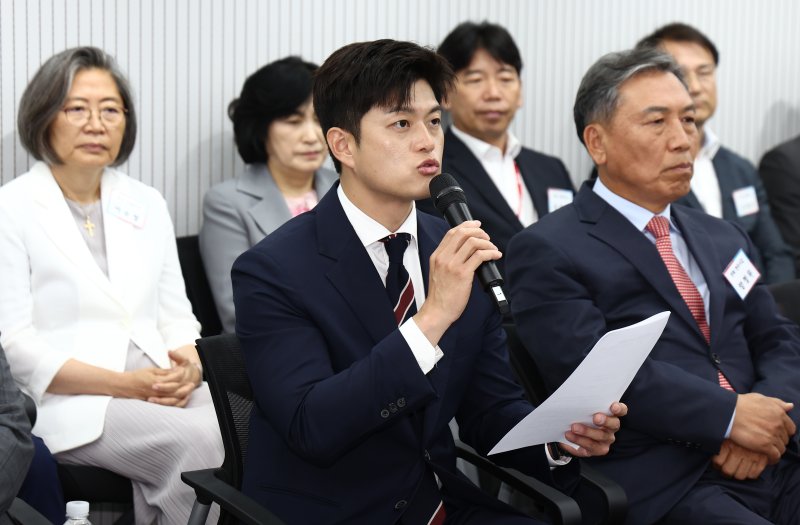 김용태 국민의힘 비상대책위원장이 10일 서울 여의도 중앙당사에서 열린 원외당협위원장 간담회에서 모두 발언을 하고 있다. 2025.6.10/뉴스1 ⓒ News1 김민지 기자