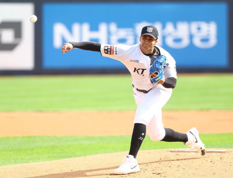 [수원=뉴시스] 황준선 기자 = 9일 경기도 수원케이티위즈파크에서 열린 2024 KBO 포스트시즌 준플레이오프 4차전 LG 트윈스와 kt 위즈의 경기, 1회 초 kt 선발 쿠에바스가 역투하고 있다. 2024.10.09. hwang@newsis.com
