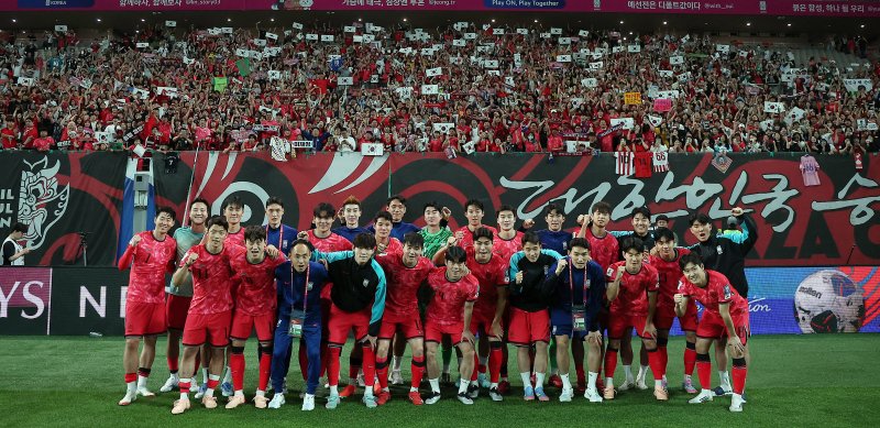 대한민국 축구 국가대표팀 선수들이 10일 서울월드컵경기장에서 쿠웨이트와의 2026 북중미 월드컵 아시아 3차 예선 최종전에서 승리한 뒤 열린 11회 연속 월드컵 본선 진출 축하 행사에서 팬들과 함께 기념 촬영을 하고 있다.2025.6.10/뉴스1 ⓒ News1 김진환 기자