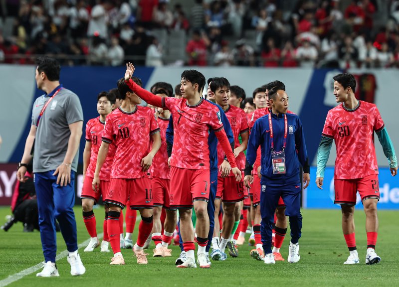 손흥민을 비롯한 대한민국 선수들이 10일 오후 서울 마포구 상암동 서울월드컵경기장에서 열린 2026 국제축구연맹(FIFA) 북중미 월드컵 아시아 3차 예선 B조 10차전 대한민국과 쿠웨이트의 경기 4대0 승리 후 관중에게 인사하고 있다. 2025.6.10/뉴스1 ⓒ News1 김도우 기자