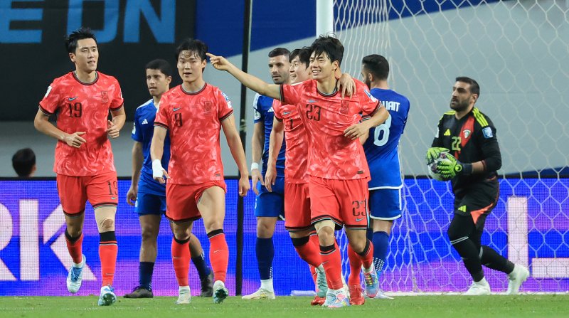 10일 오후 서울 마포구 상암동 서울월드컵경기장에서 열린 2026 국제축구연맹(FIFA) 북중미 월드컵 아시아 3차 예선 B조 10차전 대한민국과 쿠웨이트의 경기, 대한민국 전진우(23번)가 전반 상대의 자책골을 유도한 후 동료들과 기쁨을 나누고 있다. 2025.6.10/뉴스1 ⓒ News1 김진환 기자