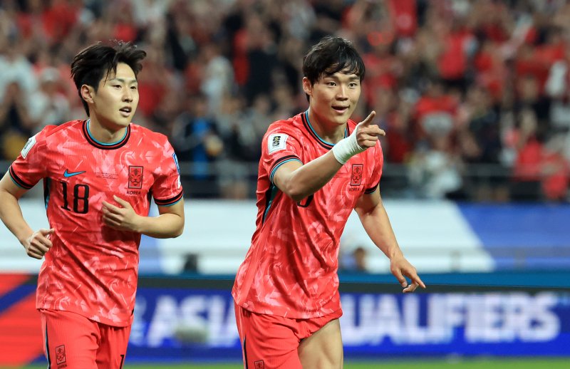 10일 오후 서울 마포구 상암동 서울월드컵경기장에서 열린 2026 국제축구연맹(FIFA) 북중미 월드컵 아시아 3차 예선 B조 10차전 대한민국과 쿠웨이트의 경기, 대한민국 오현규가 후반 팀의 세 번째 골을 넣은 뒤 환호하고 있다. 왼쪽은 두번째 골의 주인공 이강인. 2025.6.10/뉴스1 ⓒ News1 김진환 기자