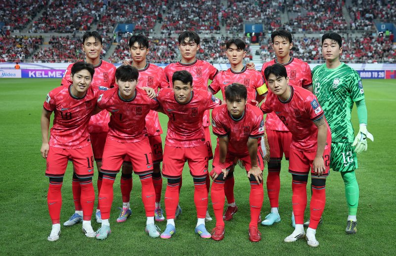 10일 오후 서울 마포구 상암동 서울월드컵경기장에서 열린 2026 국제축구연맹(FIFA) 북중미 월드컵 아시아 3차 예선 B조 10차전 대한민국과 쿠웨이트의 경기, 대한민국 선발 출전 선수들이 기념 촬영을 하고 있다. 2025.6.10/뉴스1 ⓒ News1 김진환 기자