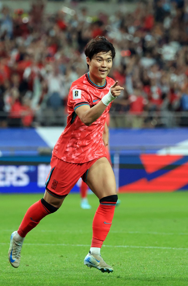 10일 오후 서울 마포구 상암동 서울월드컵경기장에서 열린 2026 국제축구연맹(FIFA) 북중미 월드컵 아시아 3차 예선 B조 10차전 대한민국과 쿠웨이트의 경기, 대한민국 오현규가 후반 팀의 세 번째 골을 넣은 뒤 환호하고 있다. 2025.6.10/뉴스1 ⓒ News1 김진환 기자