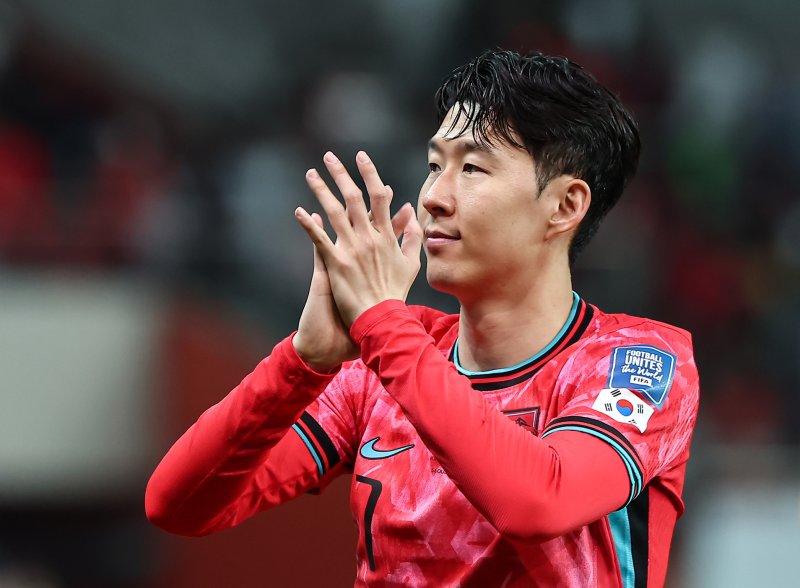 손흥민이 10일 오후 서울 마포구 상암동 서울월드컵경기장에서 열린 2026 국제축구연맹(FIFA) 북중미 월드컵 아시아 3차 예선 B조 10차전 대한민국과 쿠웨이트의 경기 4대0 승리 후 관중에게 인사하고 있다. 2025.6.10/뉴스1 ⓒ News1 김도우 기자