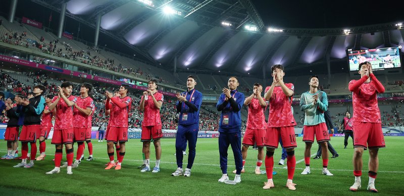 대한민국 축구 국가대표팀 선수들이 10일 서울월드컵경기장에서 쿠웨이트와의 2026 북중미 월드컵 아시아 3차 예선 최종전에서 승리한 뒤 열린 11회 연속 월드컵 본선 진출 축하 행사에서 팬들과 함께 기념 촬영을 하고 있다.2025.6.10/뉴스1 ⓒ News1 김진환 기자