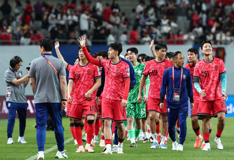 대한민국 축구대표팀 선수들이 10일 오후 서울 마포구 상암동 서울월드컵경기장에서 열린 2026 국제축구연맹(FIFA) 북중미 월드컵 아시아 3차 예선 B조 10차전 대한민국과 쿠웨이트의 경기 4대0 승리 후 관중에게 인사하고 있다. 2025.6.10/뉴스1 ⓒ News1 김도우 기자