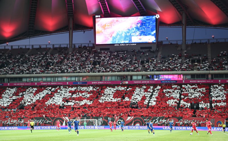 10일 오후 서울 마포구 상암동 서울월드컵경기장에서 열린 2026 국제축구연맹(FIFA) 북중미 월드컵 아시아 3차 예선 B조 10차전 대한민국과 쿠웨이트의 경기, 관중들이 11회 연속 월드컵 본선 진출을 자축하는 카드섹션을 하고 있다. 2025.6.10/뉴스1 ⓒ News1 김도우 기자