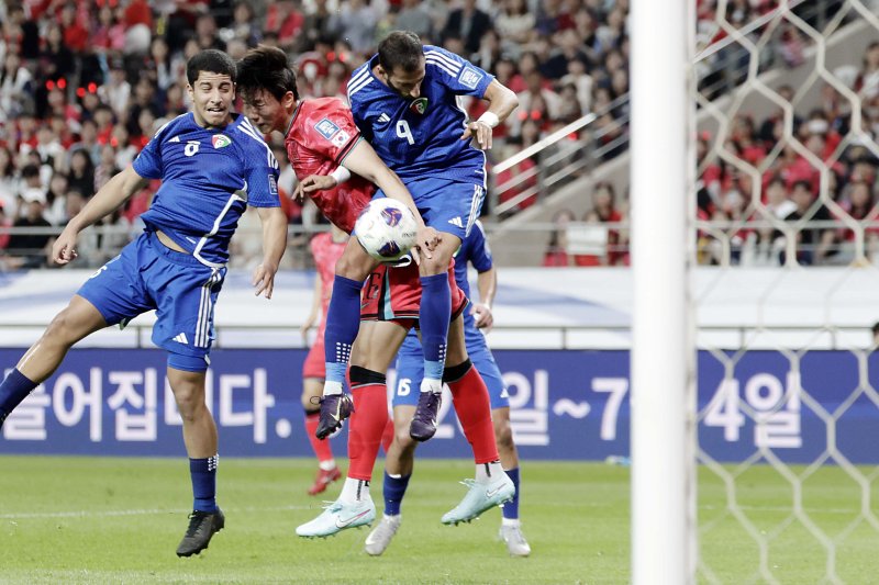 [서울=뉴시스] 최동준 기자 = 10일 서울 마포구 서울월드컵경기장에서 열린 2026 국제축구연맹(FIFA) 북중미월드컵 아시아 3차 예선 한국과 쿠웨이트의 경기, 이한범이 헤더를 시도하고 있다. 2025.06.10. photocdj@newsis.com