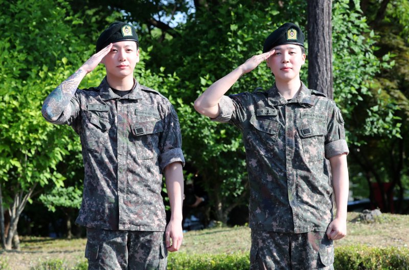 [연천=뉴시스] 김혜진 기자 = 군 복무를 마친 방탄소년단 정국(왼쪽), 지민이 11일 오전 경기도 연천군의 한 부대 인근에서 전역인사를 하고 있다. 2025.06.11. jini@newsis.com