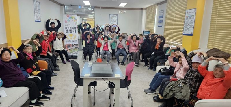 포천시 관인면 작은도서관에 개소한 ‘AI 사랑방’에서 어르신들이 기념 촬영을 하고 있다. 경기도 제공