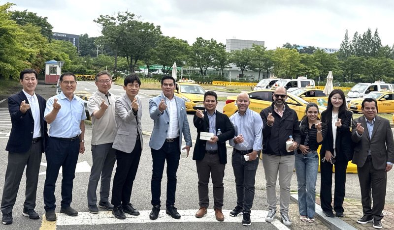 운전면허시험장 견학 후 기념 촬영하는 콜롬비아 방문단. *재판매 및 DB 금지