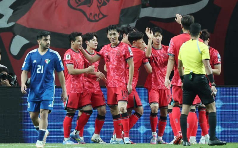 10일 오후 서울 마포구 상암동 서울월드컵경기장에서 열린 2026 국제축구연맹(FIFA) 북중미 월드컵 아시아 3차 예선 B조 10차전 대한민국과 쿠웨이트의 경기, 이강인이 골을 넣고 동료들과 기뻐하고 있다. 2025.6.10/뉴스1 ⓒ News1 이승배 기자