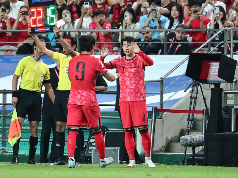 10일 오후 서울 마포구 상암동 서울월드컵경기장에서 열린 2026 국제축구연맹(FIFA) 북중미 월드컵 아시아 3차 예선 B조 10차전 대한민국과 쿠웨이트의 경기, 대한민국 손흥민이 교체 투입되고 있다. 2025.6.10/뉴스1 ⓒ News1 김도우 기자