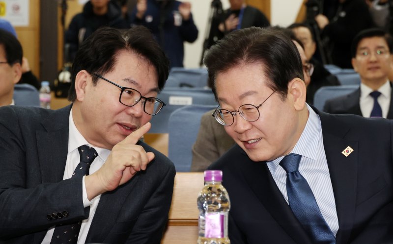 지난 2월 이재명(오른쪽) 당시 더불어민주당 대표가 7일 오전 서울 여의도 국회에서 열린 정책 소통 플랫폼 '모두의 질문Q' 출범식에서 이한주 민주연구원장과 대화하고 있다. 사진=뉴시스