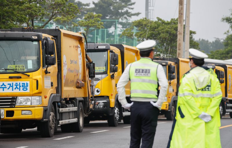 [제주=뉴시스] 우장호 기자 = 8일 오전 제주시 구좌읍 동복리 제주환경자원순환센터 진입로에서 마을주민들이 제주도를 상대로 농경지 폐열지원사업 또는 대체 사업 추진을 요구하며 이틀째 농성을 벌여 운반차량들이 도로 위에 서 있다. 2025.06.08. woo1223@newsis.com