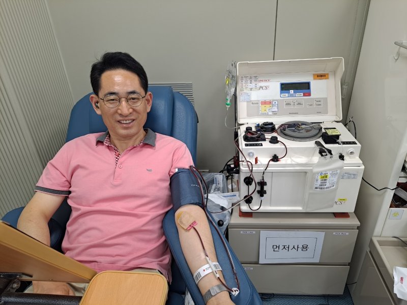 28년간 109회의 헌혈로 생명 나눔을 실천해온 괴산군청 우익원 과장이 헌혈을 하고 있다.(괴산군 제공, 재판매 및 DB금지)/뉴스1