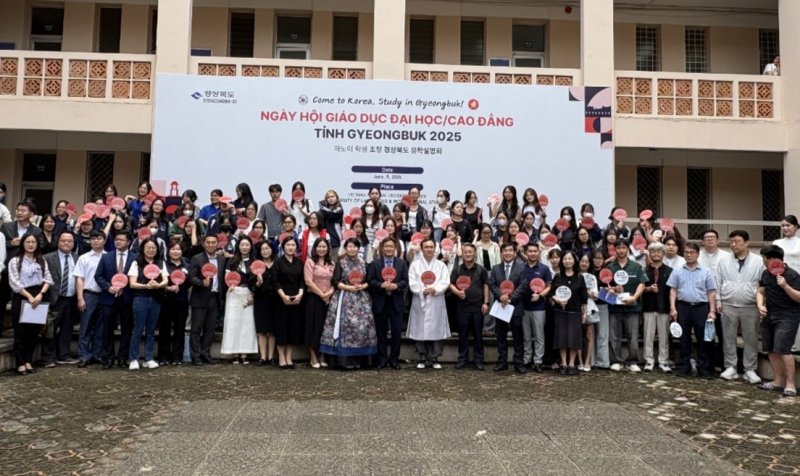 경북도는 11일 베트남 하노이국립외국어대학교에서 ‘경북학당’ 개소식과 함께 외국인 유학생 유치설명회를 성황리에 개최했다.