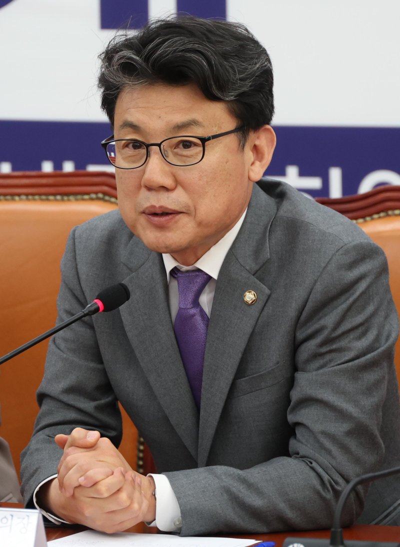 [서울=뉴시스] 조성봉 기자= 진성준 더불어민주당 정책위의장이 10일 오전 서울 여의도 국회에서 열린 연금개혁 특별위원회 출범식 및 1차 회의에서 축사를 하고 있다. 2025.04.10. suncho21@newsis.com