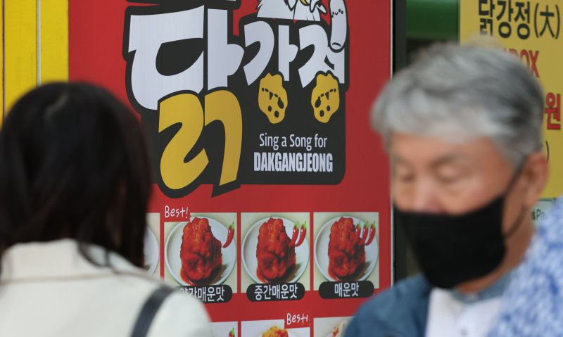 [서울=뉴시스] 황준선 기자 = 26일 브라질산 닭고기를 사용하는 서울 시내 한 닭강정 매장. 정부가 조류인플루엔자(AI)가 발생한 브라질산 닭고기 수입을 금지하자 국내산 보다 저렴한 브라질산 닭고기를 사용하는 자영업자들의 어려움이 커지고 있다. 2025.05.26. hwang@newsis.com