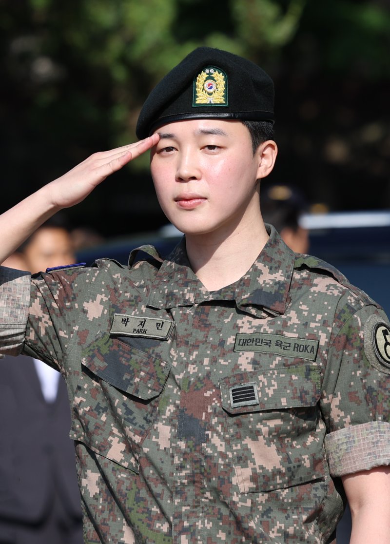 방탄소년단(BTS)의 지민이 11일 오전 경기도 연천군 연천공설운동장에서 군 복무를 마친 뒤 군복무를 마친 뒤 전역 인사를 하고 있다. 정국과 지민은 지난 2023년 12월 입대해 경기도 연천에 위치한 육군 제5보병사단에서 약 1년 7개월간 병역의 의무를 성실히 수행했다. 2025.6.11/뉴스1 ⓒ News1 권현진 기자