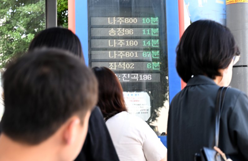 [광주=뉴시스] 김혜인 기자 = 광주 시내버스 파업 재개 사흘째인 11일 오전 광주 광산구 광주송정역 버스정류장에서 시민들이 버스를 기다리고 있다. 광주 시내버스 노조는 사측과 임금 인상 등에 대한 협의점을 찾지 못해 지난 5일 총파업에 돌입한 뒤 연휴 동안 준법투쟁을 벌이다 지난 9일부터 파업에 돌입했다. 광주시는 대체기사를 투입해 운행률을 80%대로 유지하고 있으나 파업으로 인해 일부 노선은 배차 간격이 늘어났다. 2025.06.11. hyein0342@newsis.com