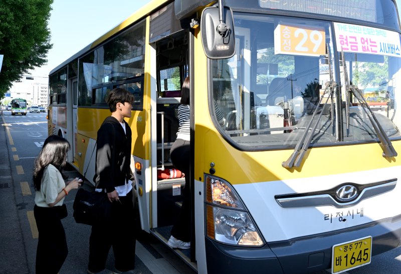 [광주=뉴시스] 김혜인 기자 = 광주 시내버스 파업 재개 사흘째인 11일 오전 광주 광산구 광주송정역 버스정류장에서 시민들이 버스에 탑승하고 있다. 광주 시내버스 노조는 사측과 임금 인상 등에 대한 협의점을 찾지 못해 지난 5일 총파업에 돌입한 뒤 연휴 동안 준법투쟁을 벌이다 지난 9일부터 파업에 돌입했다. 광주시는 대체기사를 투입해 운행률을 80%대로 유지하고 있으나 파업으로 인해 일부 노선은 배차 간격이 늘어났다. 2025.06.11. hyein0342@newsis.com