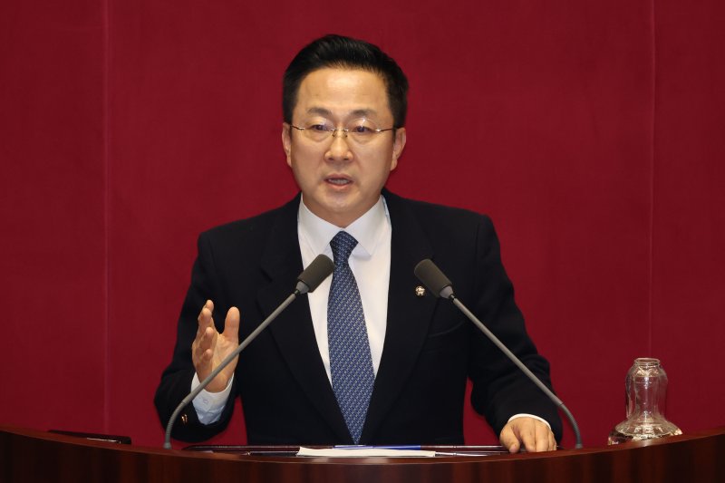[서울=뉴시스] 권창회 기자 = 박성준 더불어민주당 원내수석부대표가 지난 4월 15일 서울 여의도 국회에서 열린 제424회 국회(임시회) 제3차 본회의에서 의사진행발언을 하고 있다. 2025.04.15. kch0523@newsis.com