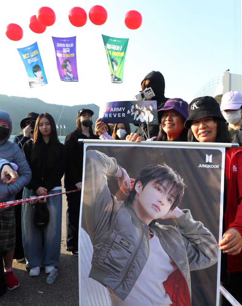 '오늘 전역' BTS 지민·정국 "군대 쉽지 않은 곳…군인에게 따뜻한 말 해주시길"(종합)