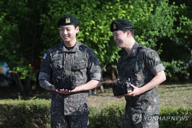 BTS 지민·정국 전역, 꽃웃음 만발 (출처=연합뉴스)