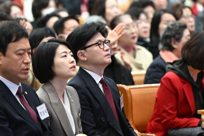 한동훈 전 국민의힘 대표가 16일 서울 영등포구 여의도순복음교회에서 예배를 드리고 있다. 왼쪽부터 정성국, 한지아 의원, 한 전 대표. 2025.3.16/뉴스1 ⓒ News1 국회사진취재단
