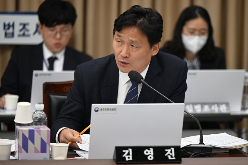 [광주=뉴시스] 박기웅 기자 = 김영진 더불어민주당 의원이 지난해 10월24일 오전 정부광주지방합동청사 3층 대회의실에서 열린 국회 기획재정위원회의 광주지방국세청·광주본부세관 등 국정감사에서 질의를 하고 있다. 2024.10.24. pboxer@newsis.com