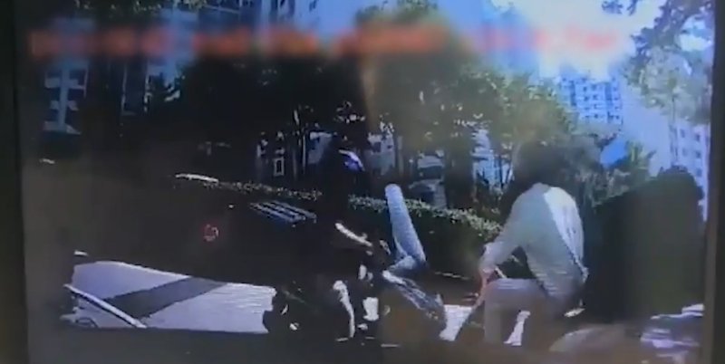 [의정부=뉴시스] 고의사고를 공모해 이륜차까리 충돌하는 장면. (사진=경기북부경찰청 제공 영상 캡쳐) 2025.06.11 photo@newsis.com