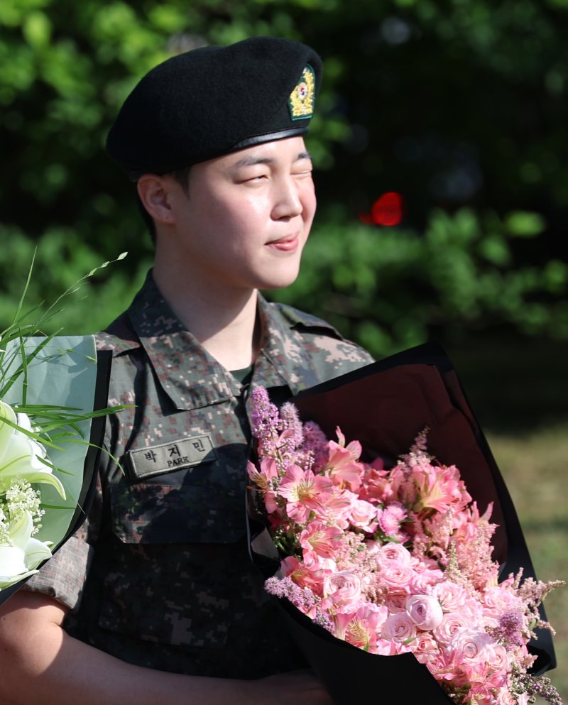 방탄소년단(BTS)의 지민이 11일 오전 경기도 연천군 연천공설운동장에서 군복무를 마친 뒤 전역 인사를 하고 있다. ⓒ News1 권현진 기자
