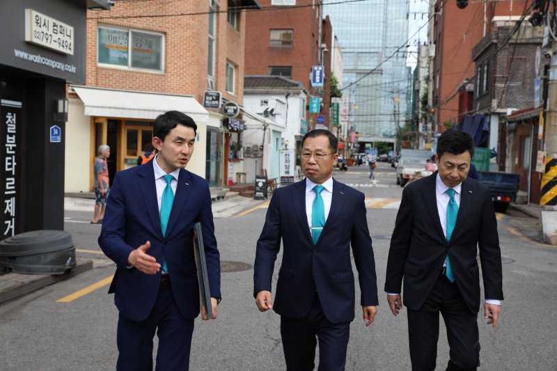 [서울=뉴시스] 포스코이앤씨 정희민 사장과 임직원들이 용산 정비창 전면1구역 현장을 직접 둘러보고 있다.