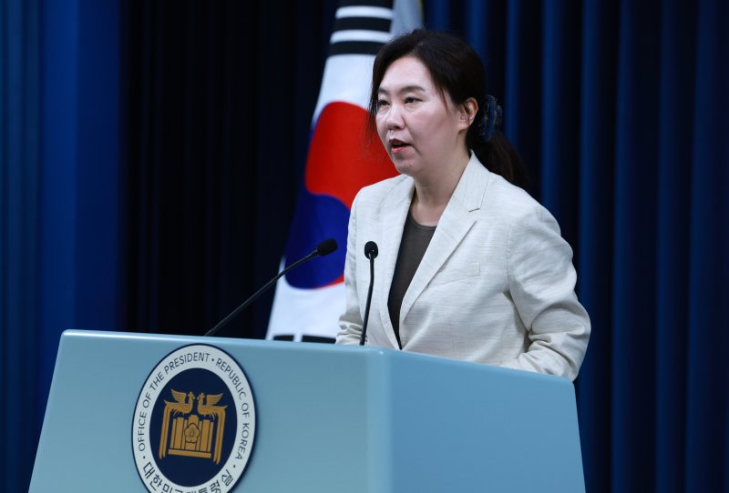 [서울=뉴시스] 고범준 기자 = 강유정 대변인이 10일 서울 용산구 대통령실 브리핑룸에서 국민추천제 관련 브리핑을 하고 있다. 2025.06.10. bjko@newsis.com