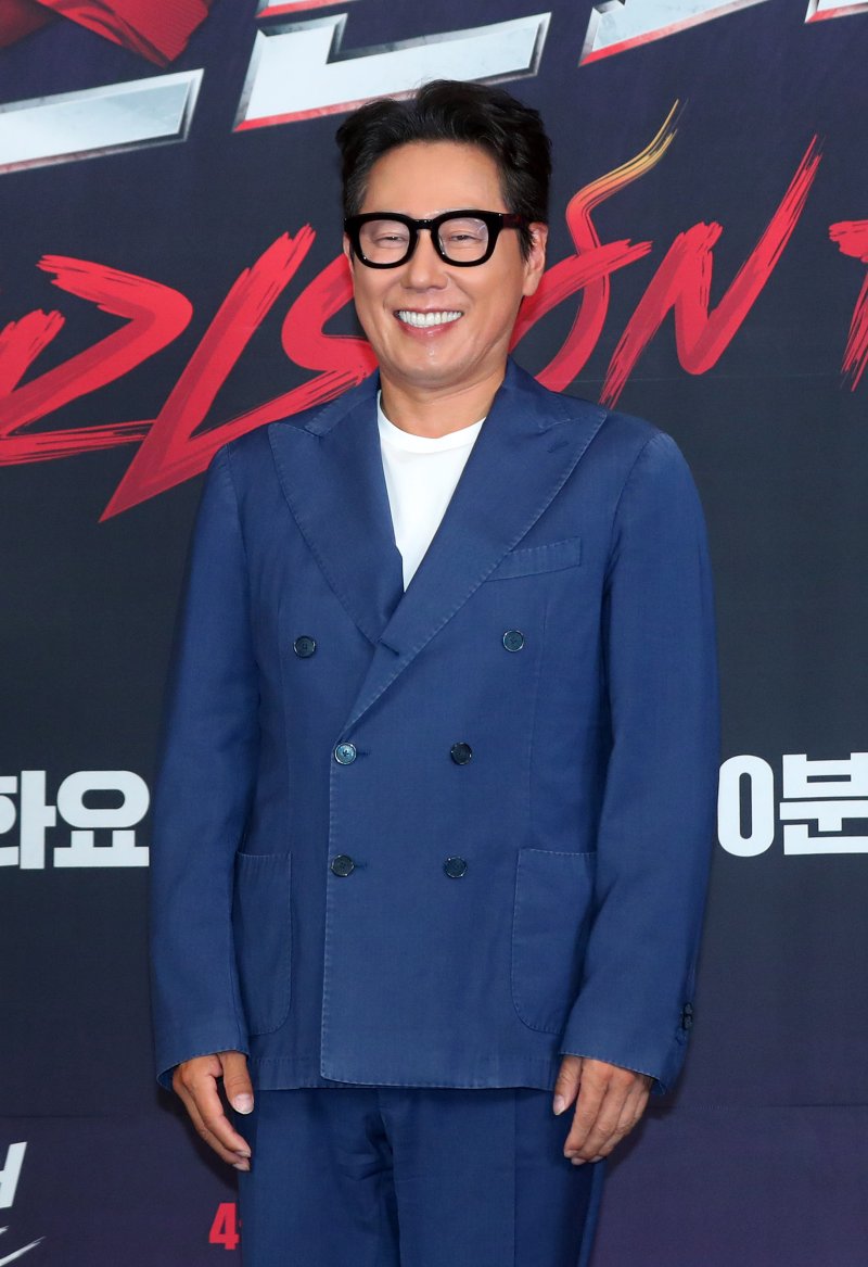 [서울=뉴시스] 김혜진 기자 = 가수 윤종신이 16일 오후 서울 마포구 스탠포드호텔에서 열린 JTBC 새 오디션 프로그램 '걸스 온 파이어' 제작발표회에서 포즈를 취하고 있다. 2024.04.16. jini@newsis.com